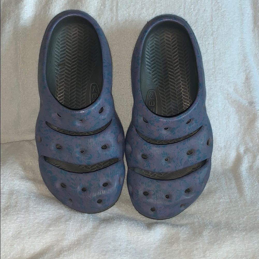 Keen women’s Crocs size 7 blue and purple